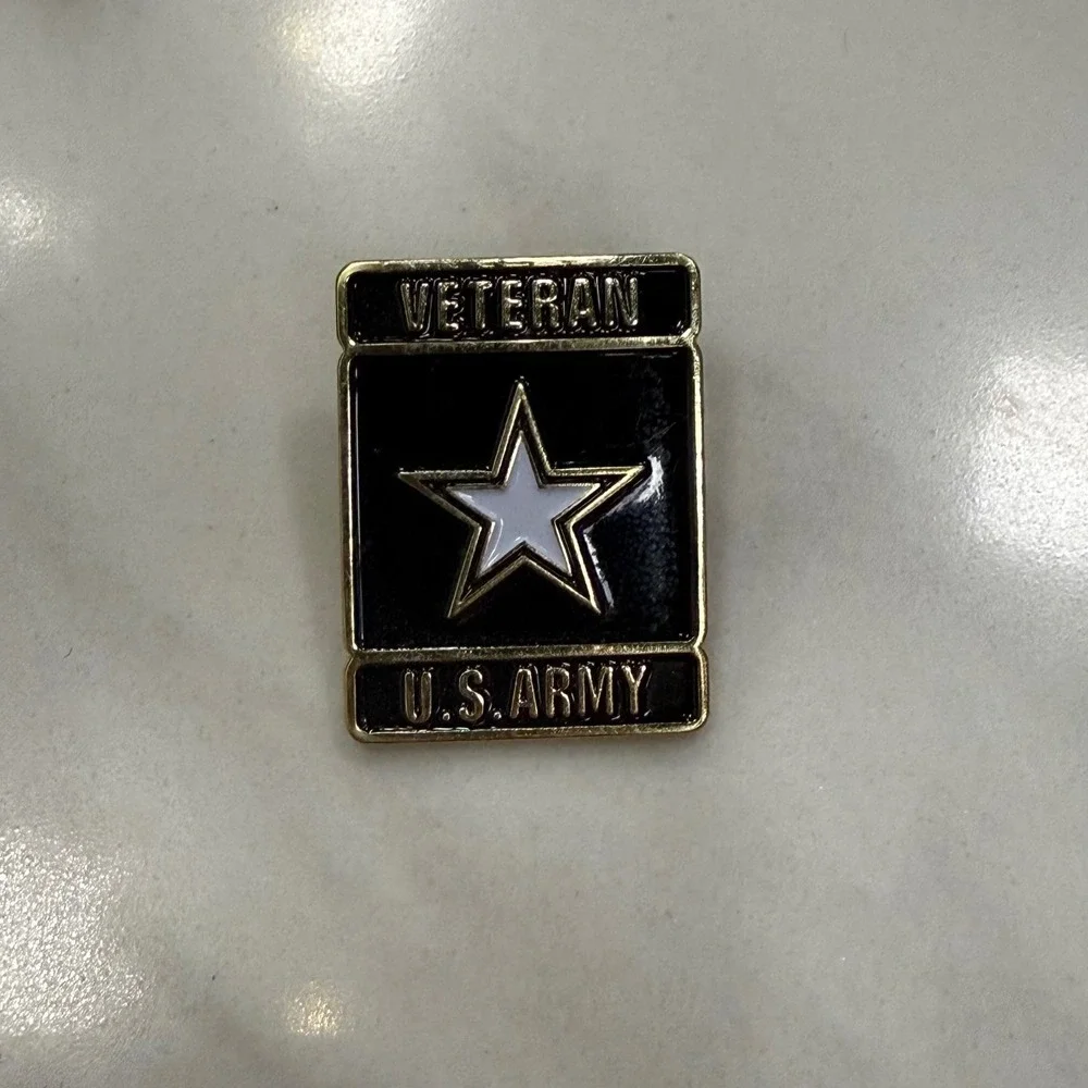 US Army Veteran Enamel Lapel Pin Gold Tone Star